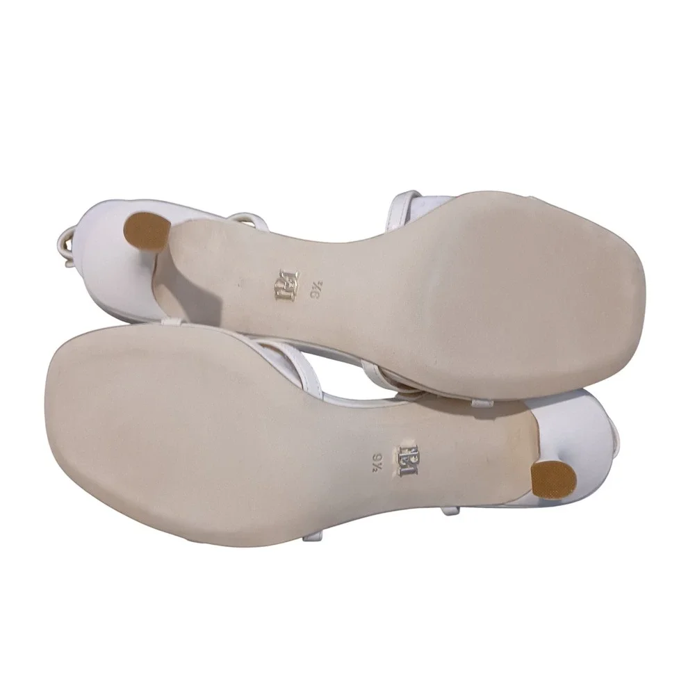 NIB Badgley Mischka Brynna White Leather‎ Heart Buckle Ankle Strap Sandals 9.5